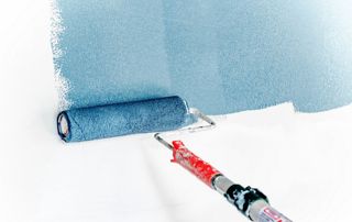 rouleau de peinture sur un mur
